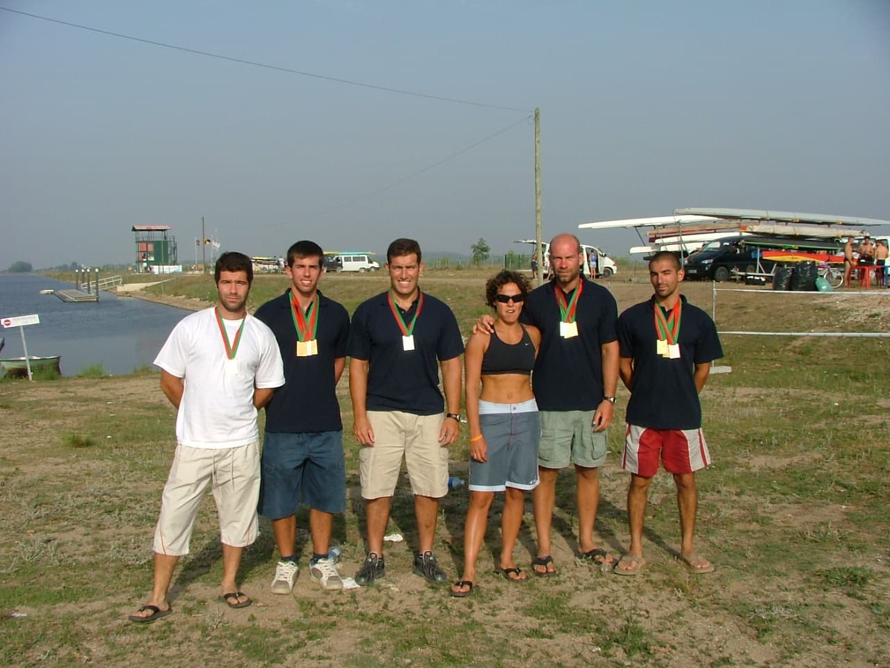 A equipa do clube com as medalhas, junto à pista