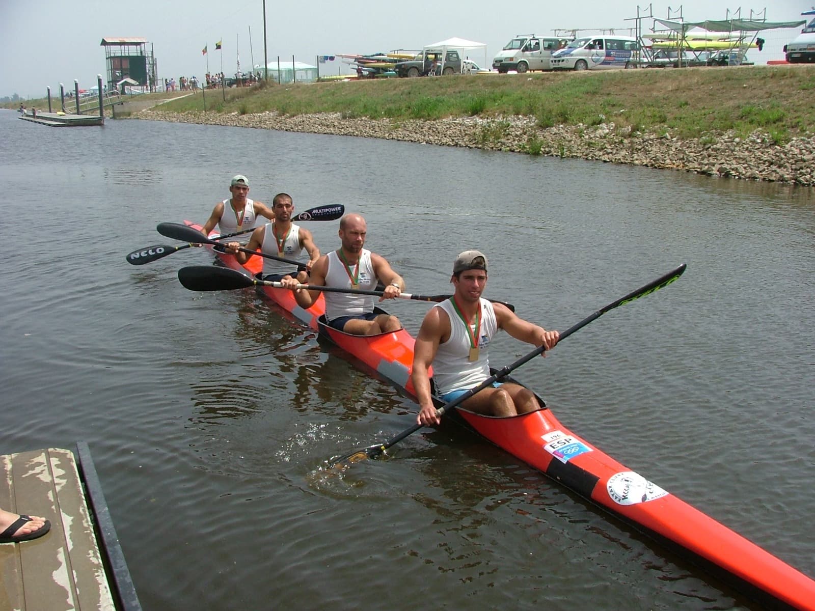 A tripulação do K4 no barco, já com as medalhas de ouro